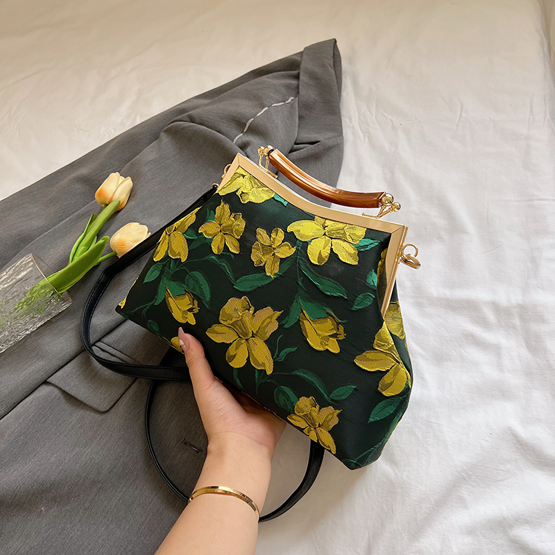2023 Autumn New Printing Cheongsam Bags Women's Elegant Retro Clip Handbag Ancient Style Small Bag Hand Holding Mom Style Bag display picture 3