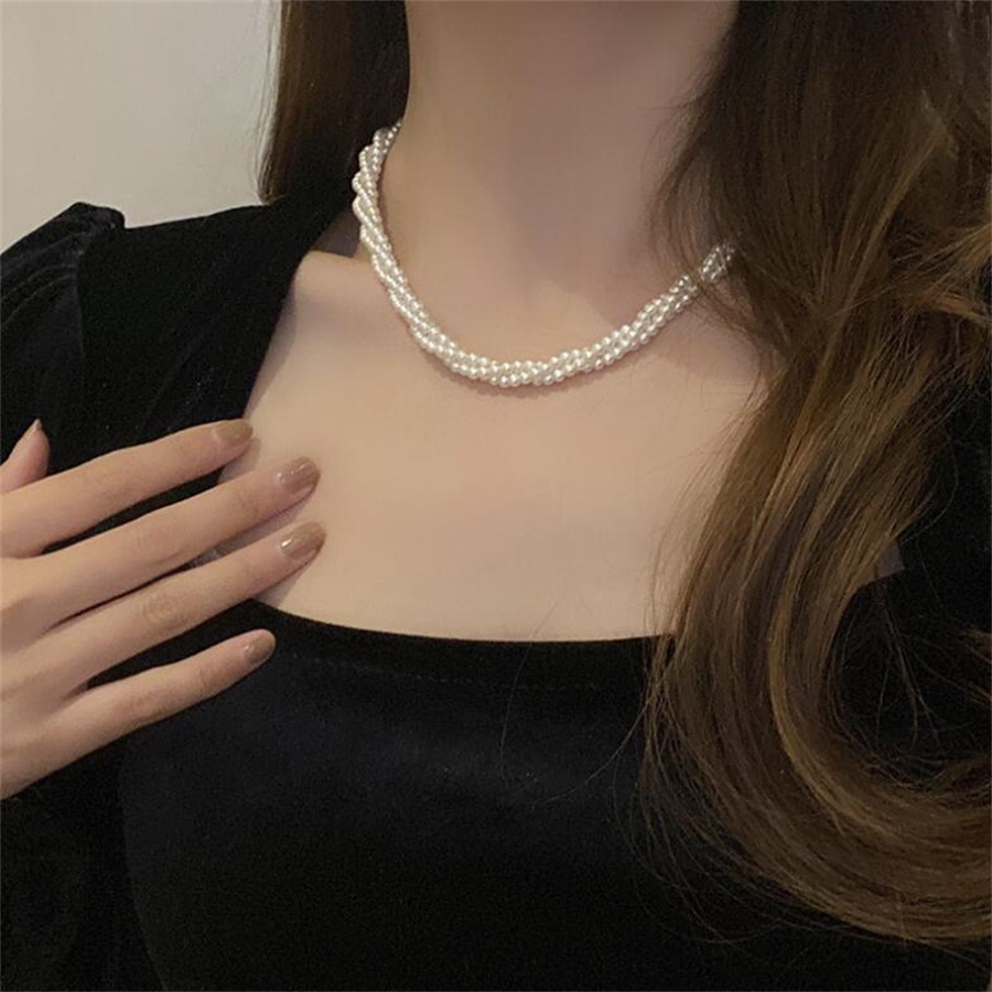 Elegant Solid Color Imitation Pearl Women's Necklace display picture 1
