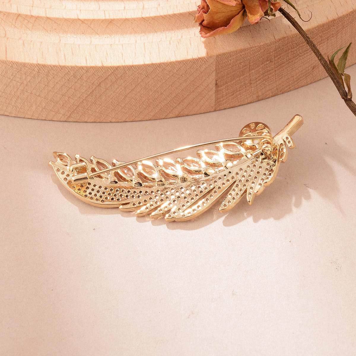 Elegant Glam Crown Feather Flower Copper Plating Inlay Artificial Pearls Zircon Women's Brooches 1 Piece display picture 3