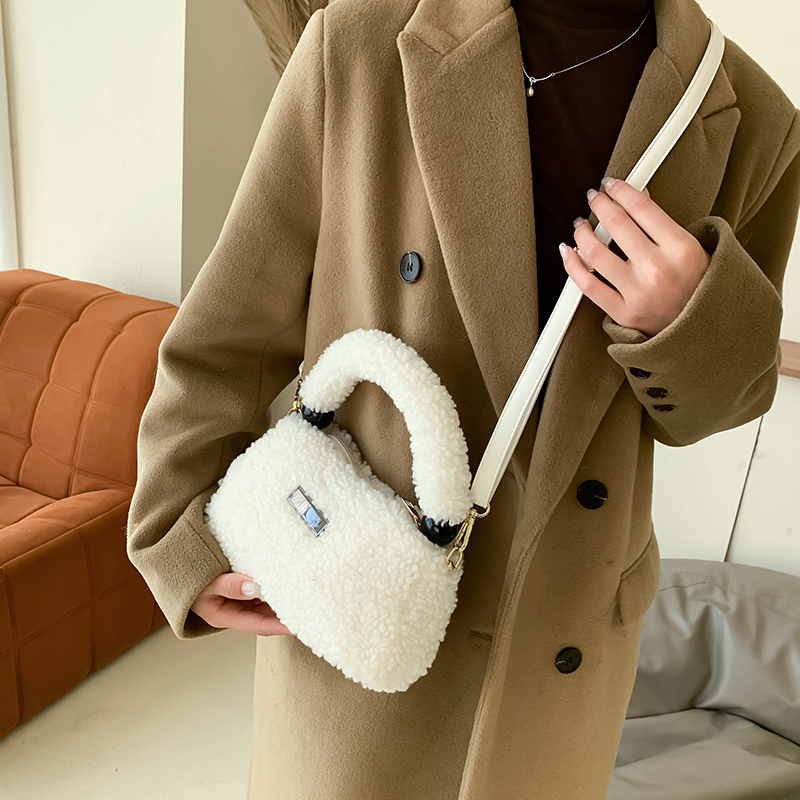 Women's Plush Solid Color Cute Classic Style Sewing Thread Square Zipper Handbag display picture 15
