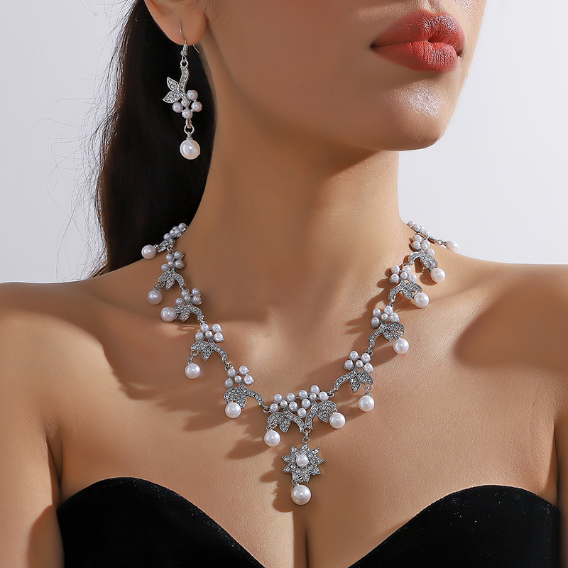 Elegante Hoja Aleación Ahuecar Diamantes De Imitación Plateado Unisexo Aretes Collar display picture 2
