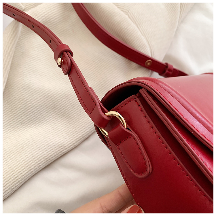 Women's Pu Solid Color Classic Style Sewing Thread Saddle Shape Magnetic Buckle Shoulder Bag display picture 5