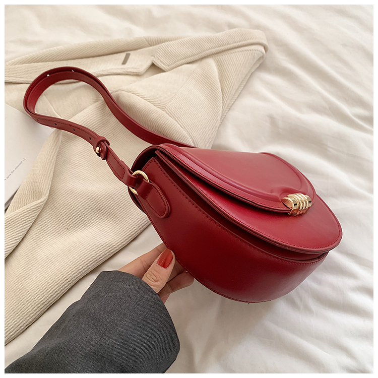 Women's Pu Solid Color Classic Style Sewing Thread Saddle Shape Magnetic Buckle Shoulder Bag display picture 4