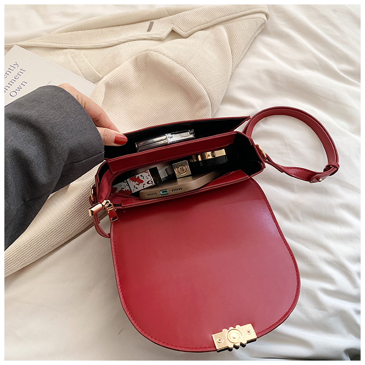 Women's Pu Solid Color Classic Style Sewing Thread Saddle Shape Magnetic Buckle Shoulder Bag display picture 2
