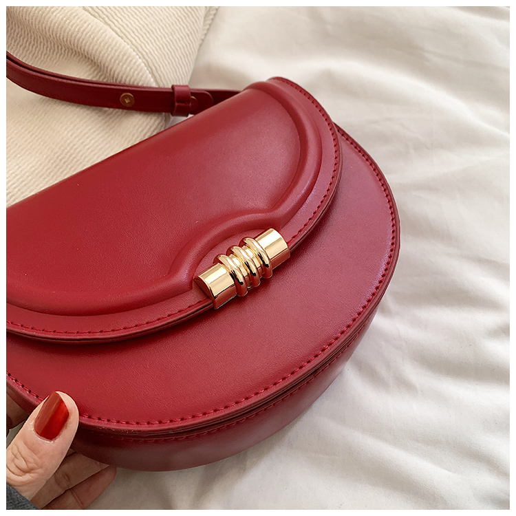 Women's Pu Solid Color Classic Style Sewing Thread Saddle Shape Magnetic Buckle Shoulder Bag display picture 6