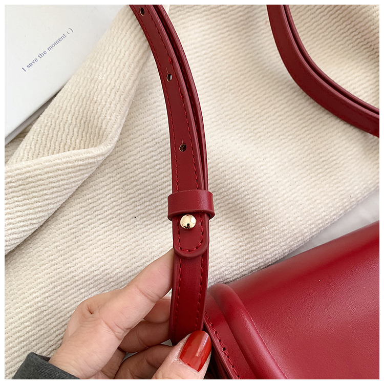 Women's Pu Solid Color Classic Style Sewing Thread Saddle Shape Magnetic Buckle Shoulder Bag display picture 7