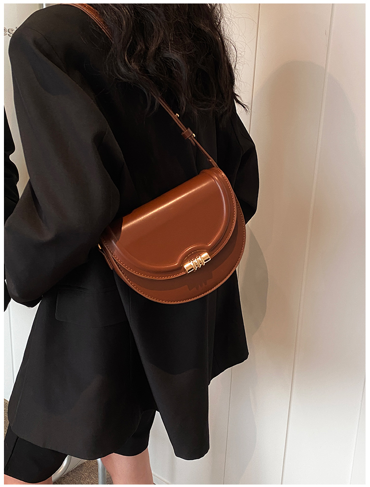 Women's Pu Solid Color Classic Style Sewing Thread Saddle Shape Magnetic Buckle Shoulder Bag display picture 12