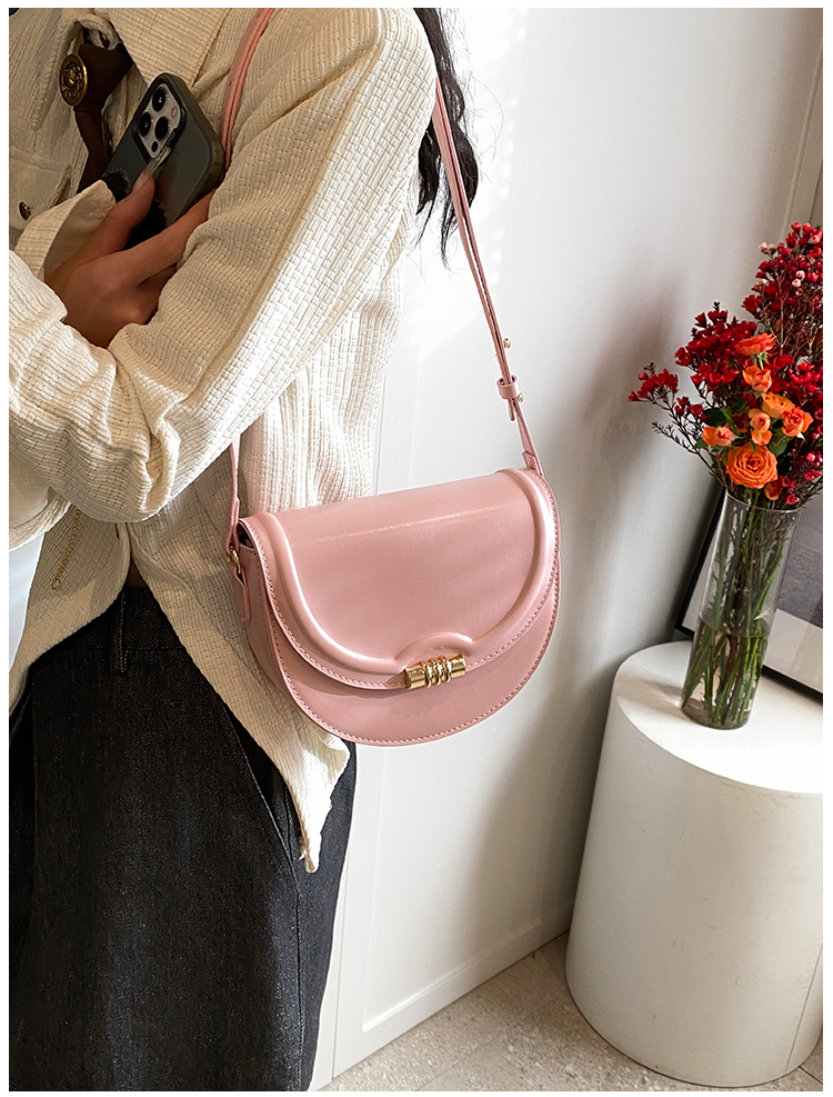 Women's Pu Solid Color Classic Style Sewing Thread Saddle Shape Magnetic Buckle Shoulder Bag display picture 13