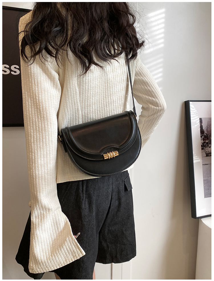 Women's Pu Solid Color Classic Style Sewing Thread Saddle Shape Magnetic Buckle Shoulder Bag display picture 8