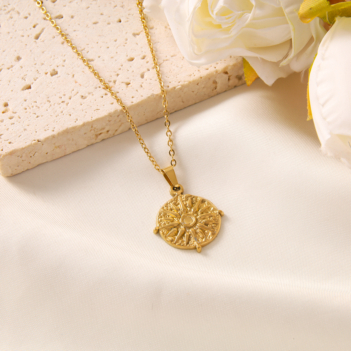 Vintage Style Sun Stainless Steel Plating 18k Gold Plated Pendant Necklace display picture 5