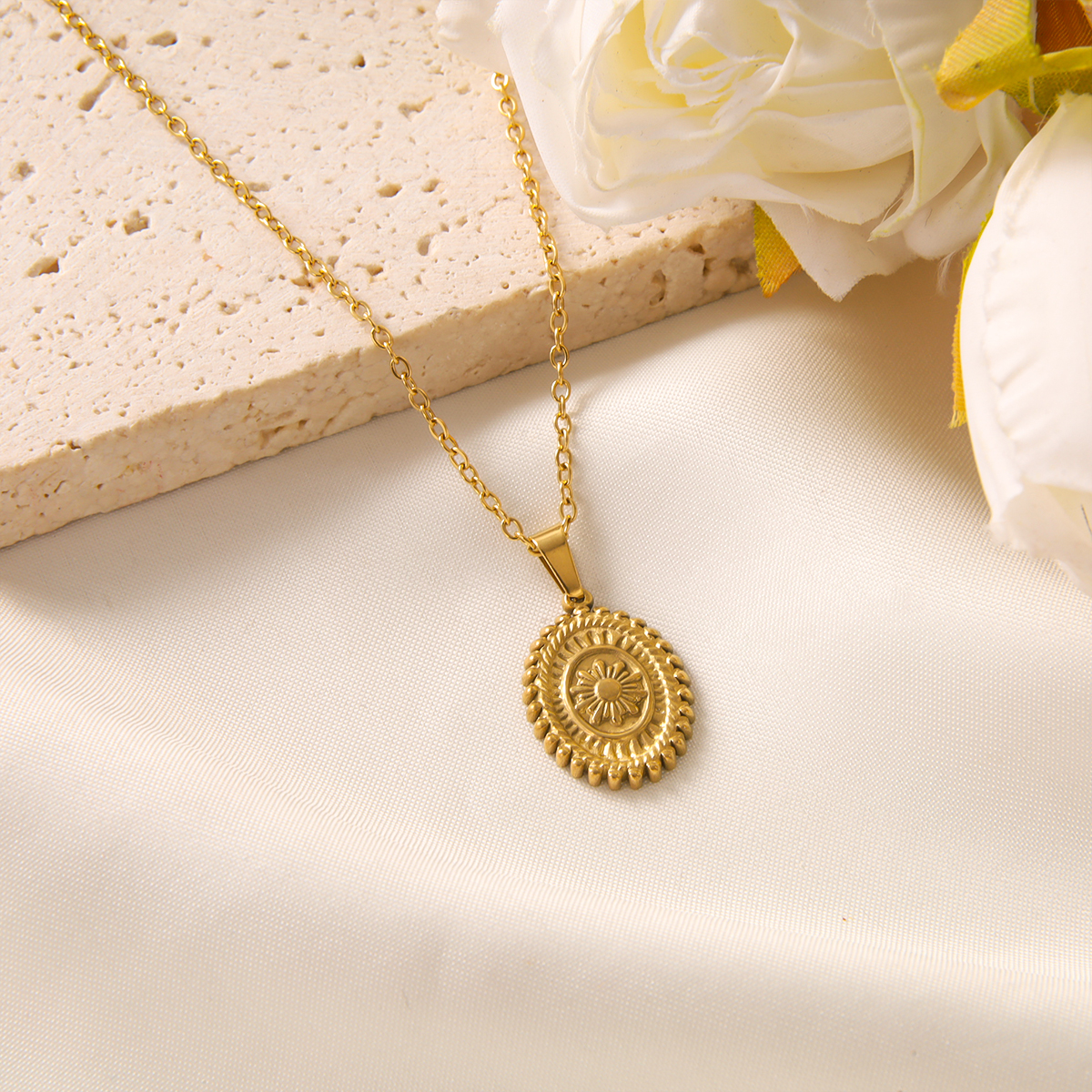 Vintage Style Sun Stainless Steel Plating 18k Gold Plated Pendant Necklace display picture 8