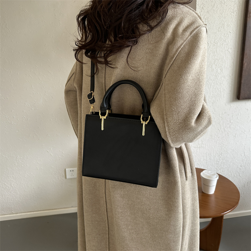 Women's Pu Leather Solid Color Vintage Style Classic Style Square Zipper Shoulder Bag display picture 1