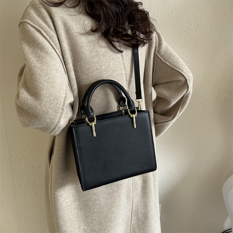Women's Pu Leather Solid Color Vintage Style Classic Style Square Zipper Shoulder Bag display picture 2
