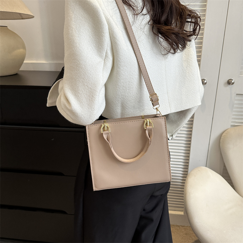Women's Pu Leather Solid Color Vintage Style Classic Style Square Zipper Shoulder Bag display picture 6