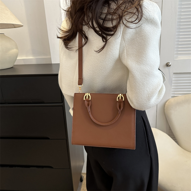 Women's Pu Leather Solid Color Vintage Style Classic Style Square Zipper Shoulder Bag display picture 7