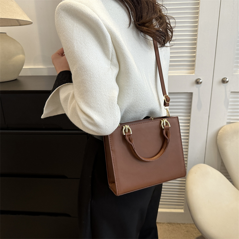 Women's Pu Leather Solid Color Vintage Style Classic Style Square Zipper Shoulder Bag display picture 5