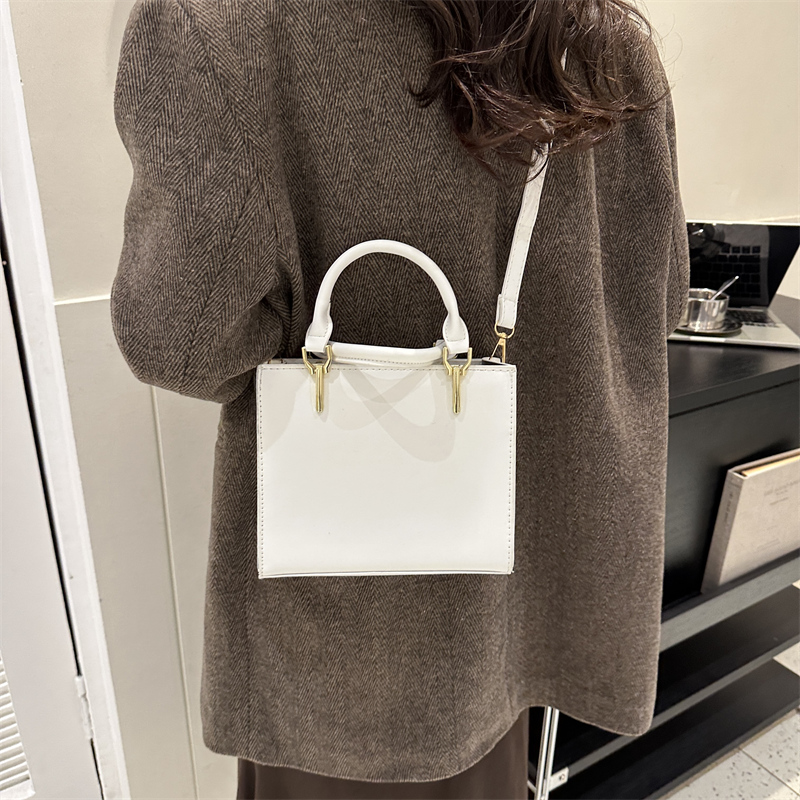 Women's Pu Leather Solid Color Vintage Style Classic Style Square Zipper Shoulder Bag display picture 9