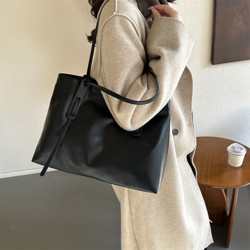 Women's Pu Leather Solid Color Vintage Style Classic Style Square Zipper Shoulder Bag display picture 3
