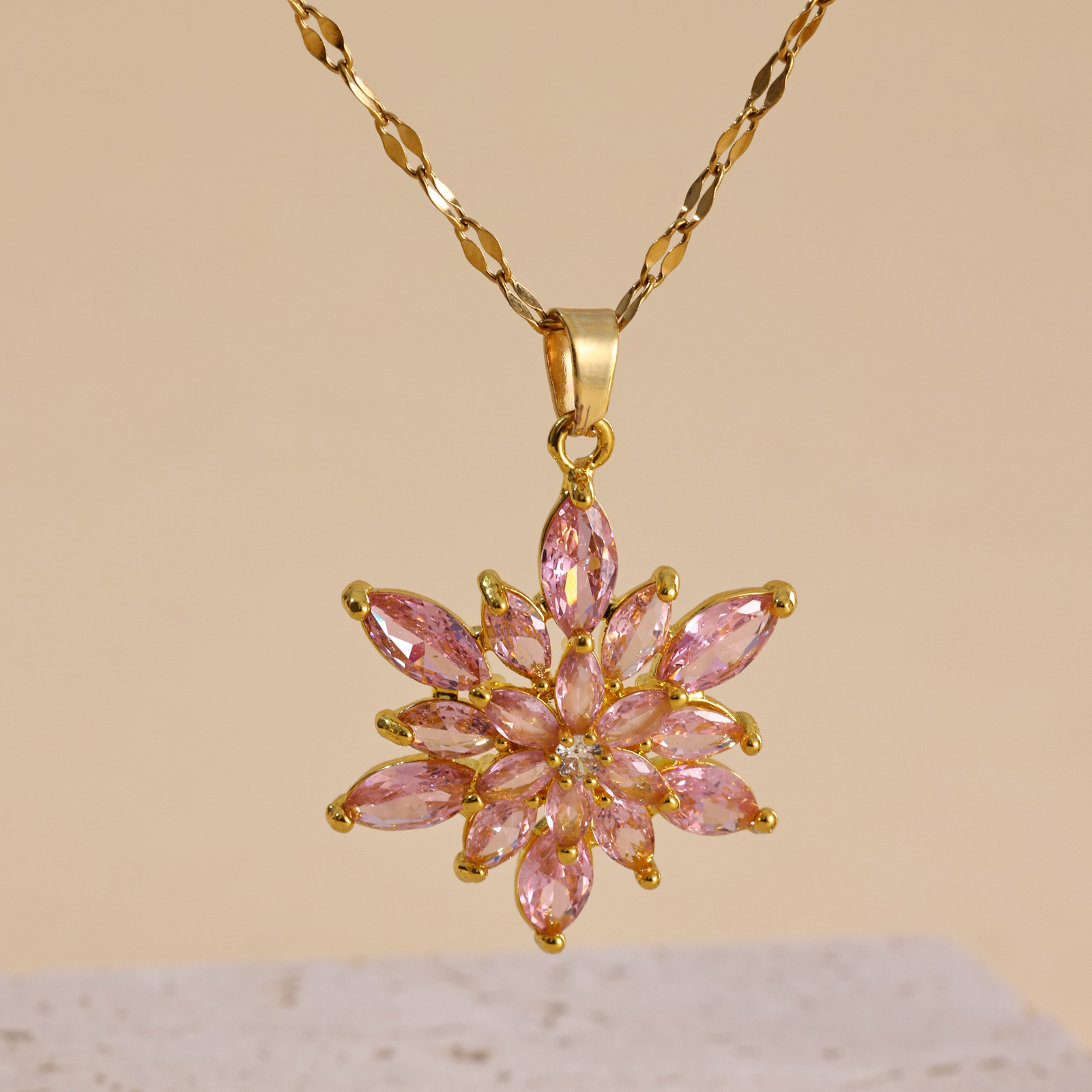 Luxurious Queen Snowflake Stainless Steel Plating Inlay Zircon 18k Gold Plated Pendant Necklace display picture 2