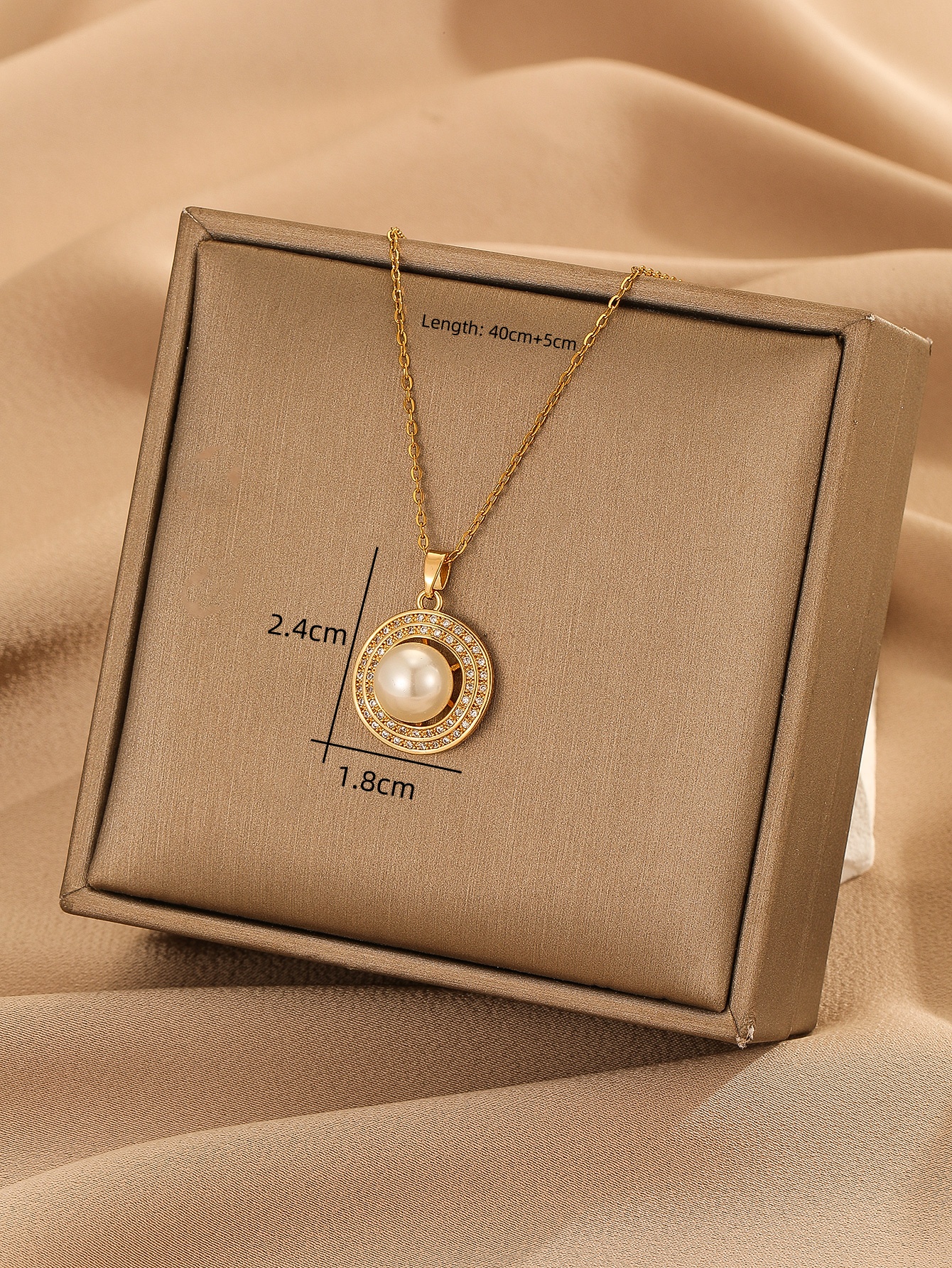 Elegant Round Copper Artificial Pearls 18k Gold Plated Pendant Necklace display picture 2