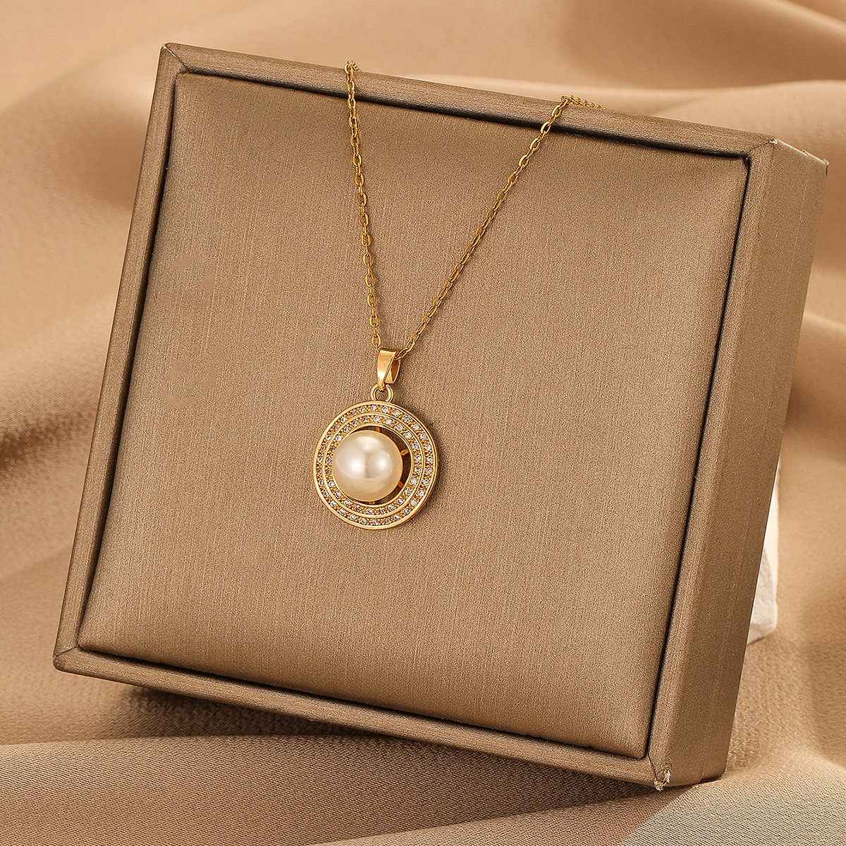 Elegant Round Copper Artificial Pearls 18k Gold Plated Pendant Necklace display picture 1
