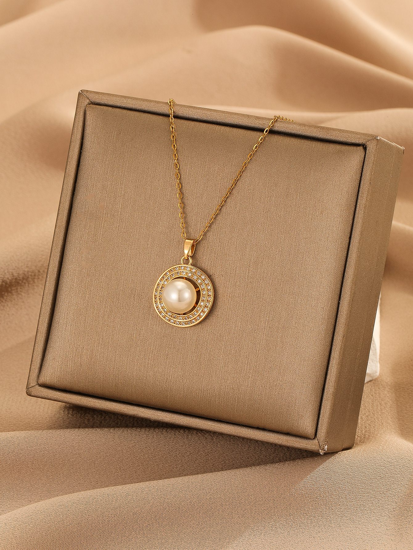 Elegant Round Copper Artificial Pearls 18k Gold Plated Pendant Necklace display picture 3