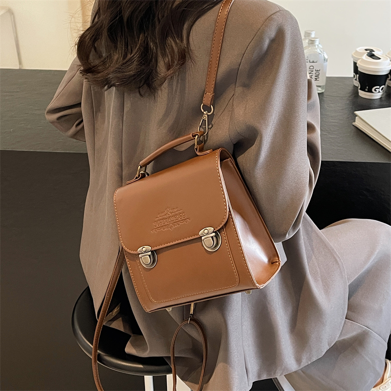 Women's Pu Leather Solid Color Vintage Style Square Flip Cover Fashion Backpack display picture 7