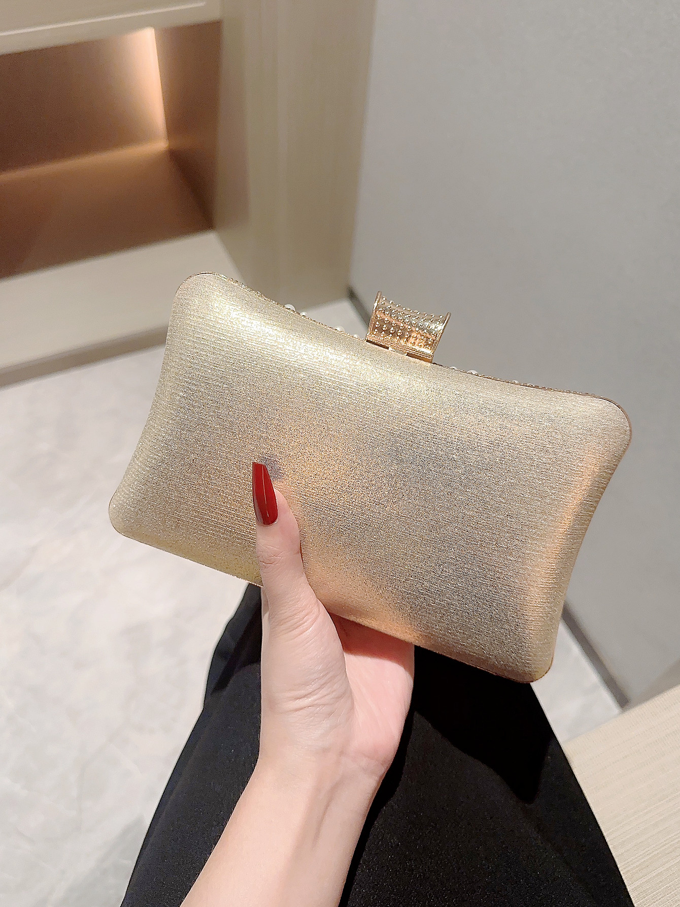 Women's Polyester Solid Color Classic Style Pearls Pillow Shape Lock Clasp Evening Bag display picture 2