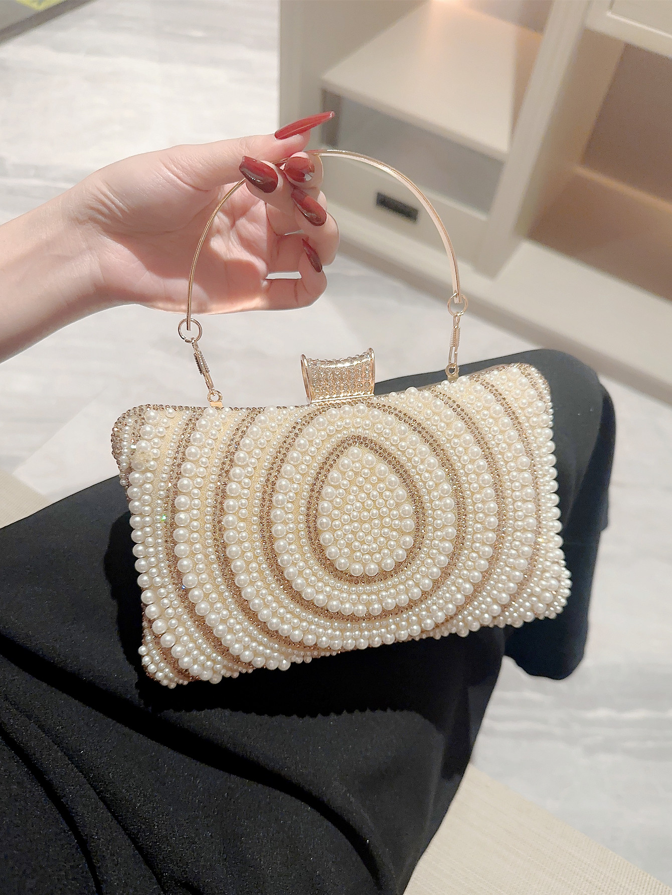 Women's Polyester Solid Color Classic Style Pearls Pillow Shape Lock Clasp Evening Bag display picture 6