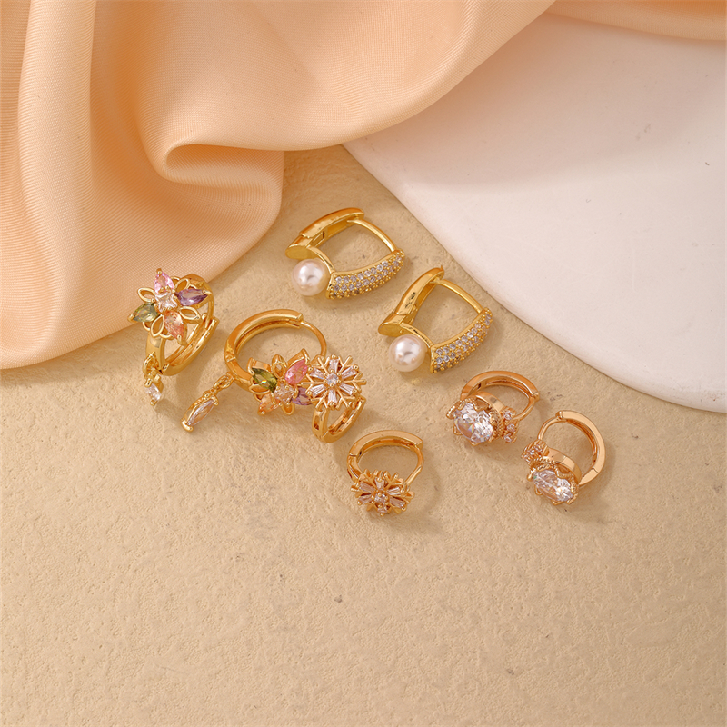 1 Piece Simple Style Flower Copper Pearl Zircon K Gold Plated Hoop Earrings display picture 6