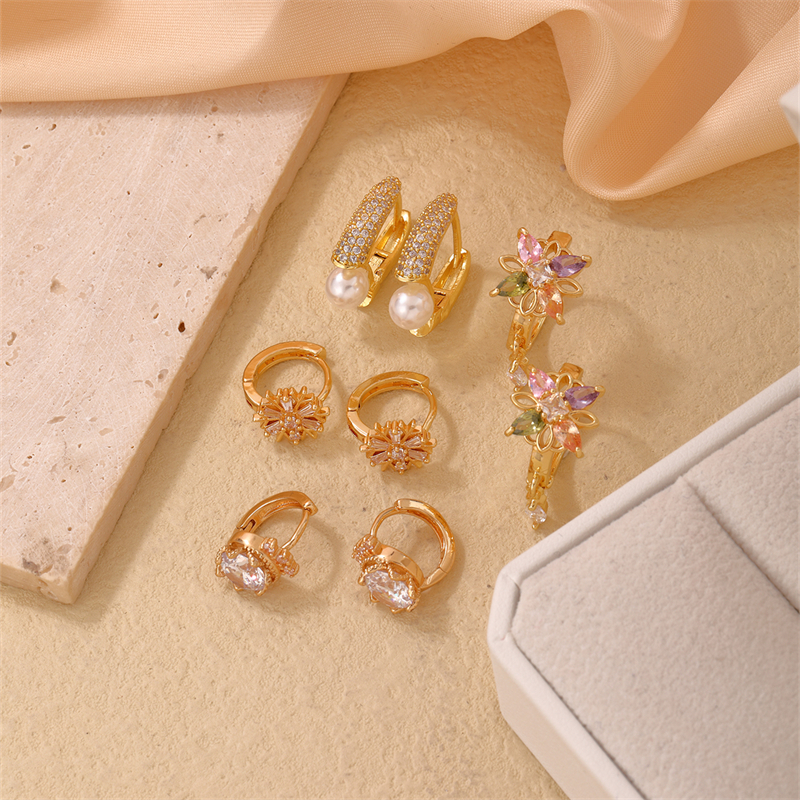 1 Piece Simple Style Flower Copper Pearl Zircon K Gold Plated Hoop Earrings display picture 7