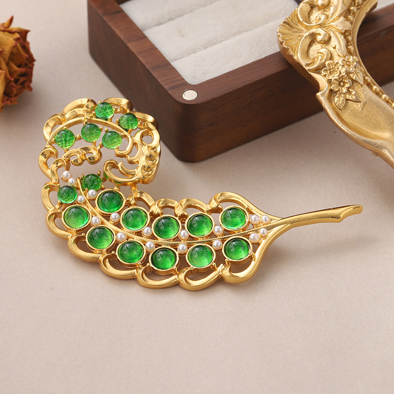 Vintage Style Feather Copper Plating Hollow Out Inlay Glass Stone Pearl Women's Brooches display picture 1