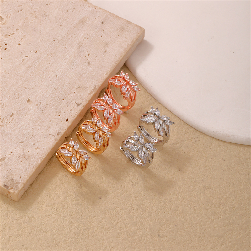 1 Piece Casual Simple Style Leaves Copper Zircon K Gold Plated Rhodium Plated Huggie Earrings display picture 6