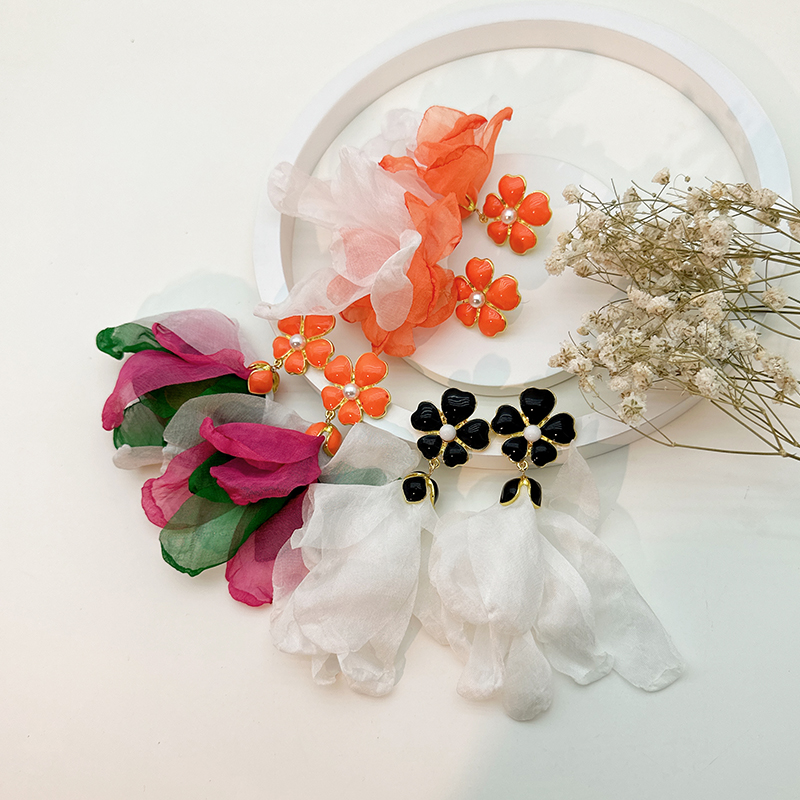 1 Paire Décontractée Fait Main Fleur Placage Alliage Chiffon Perles Artificielles Boucles D'oreilles display picture 2
