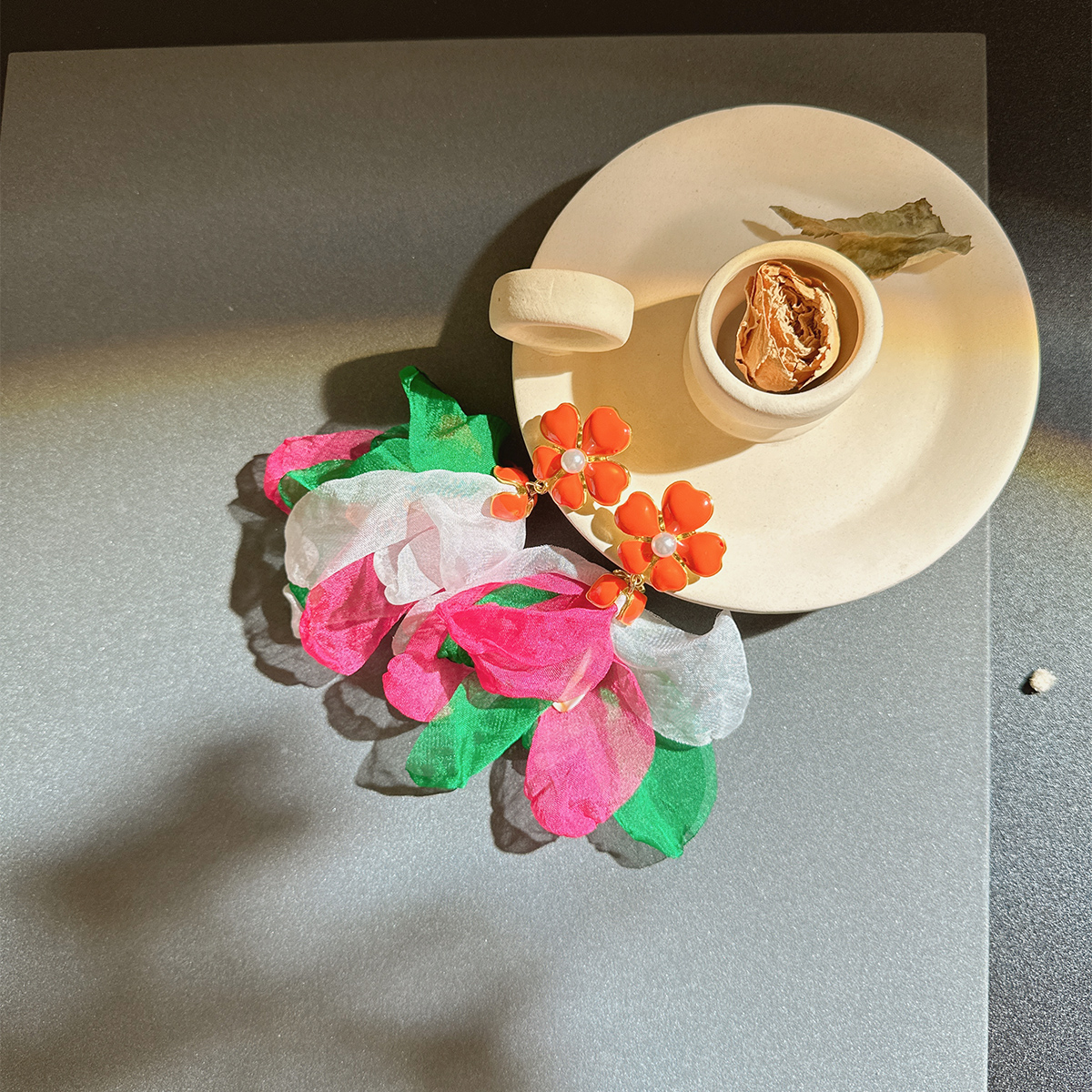 1 Paar Lässig Handgemacht Blume Überzug Legierung Tuch Künstliche Perlen Tropfenohrringe display picture 6