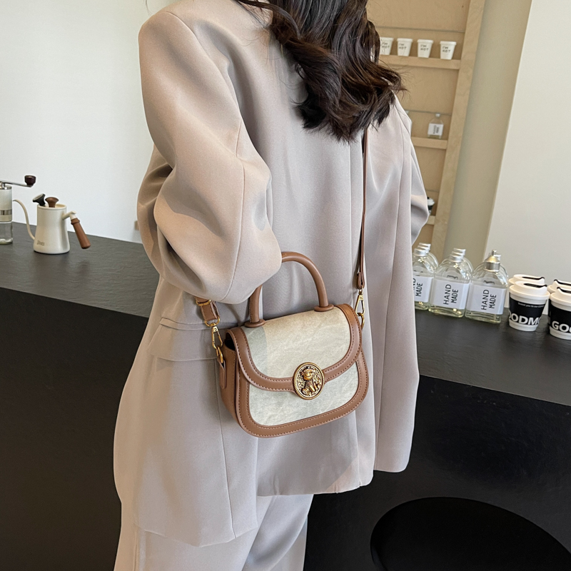 Women's Pu Solid Color Classic Style Sewing Thread Square Magnetic Buckle Shoulder Bag display picture 16
