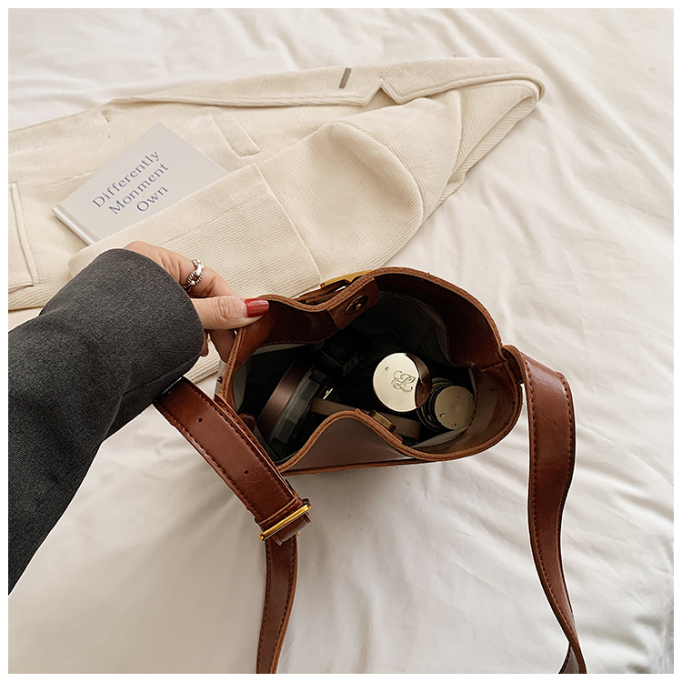 Women's Pu Solid Color Classic Style Sewing Thread Bucket Magnetic Buckle Shoulder Bag display picture 1