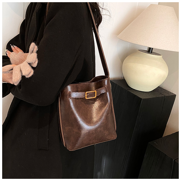 Women's Pu Solid Color Classic Style Sewing Thread Bucket Magnetic Buckle Shoulder Bag display picture 15