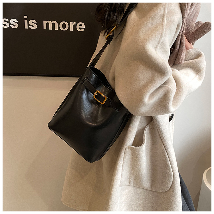 Women's Pu Solid Color Classic Style Sewing Thread Bucket Magnetic Buckle Shoulder Bag display picture 14