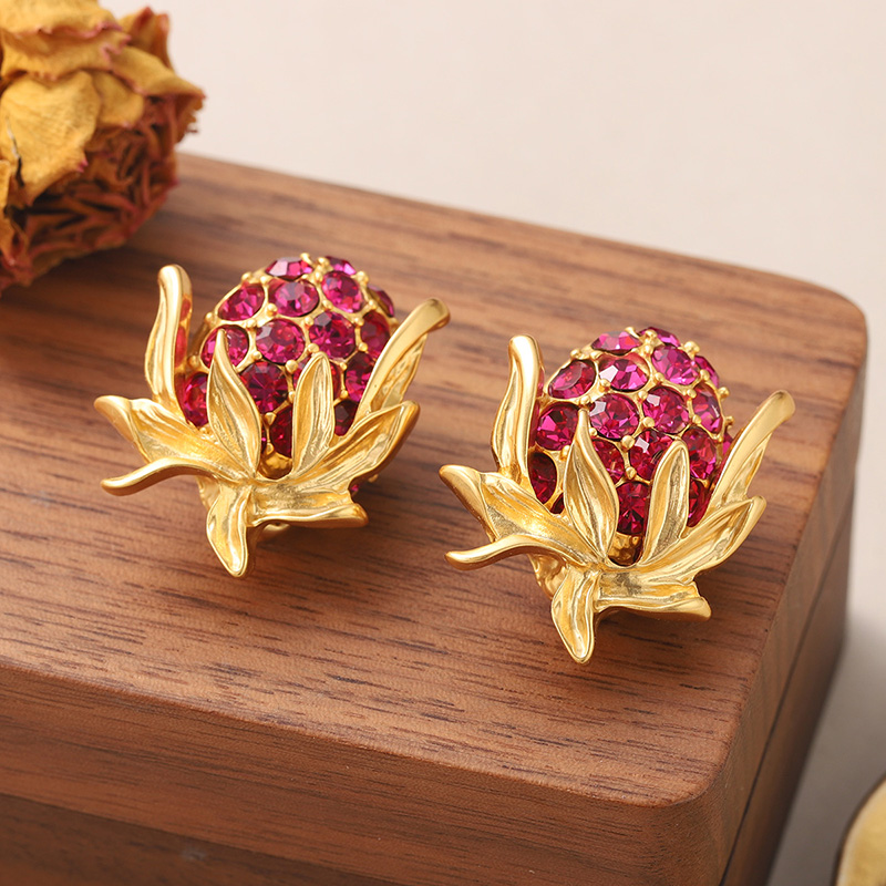 1 Pair Retro Sweet Strawberry Plating Inlay Alloy Rhinestones 18k Gold Plated Ear Studs display picture 1