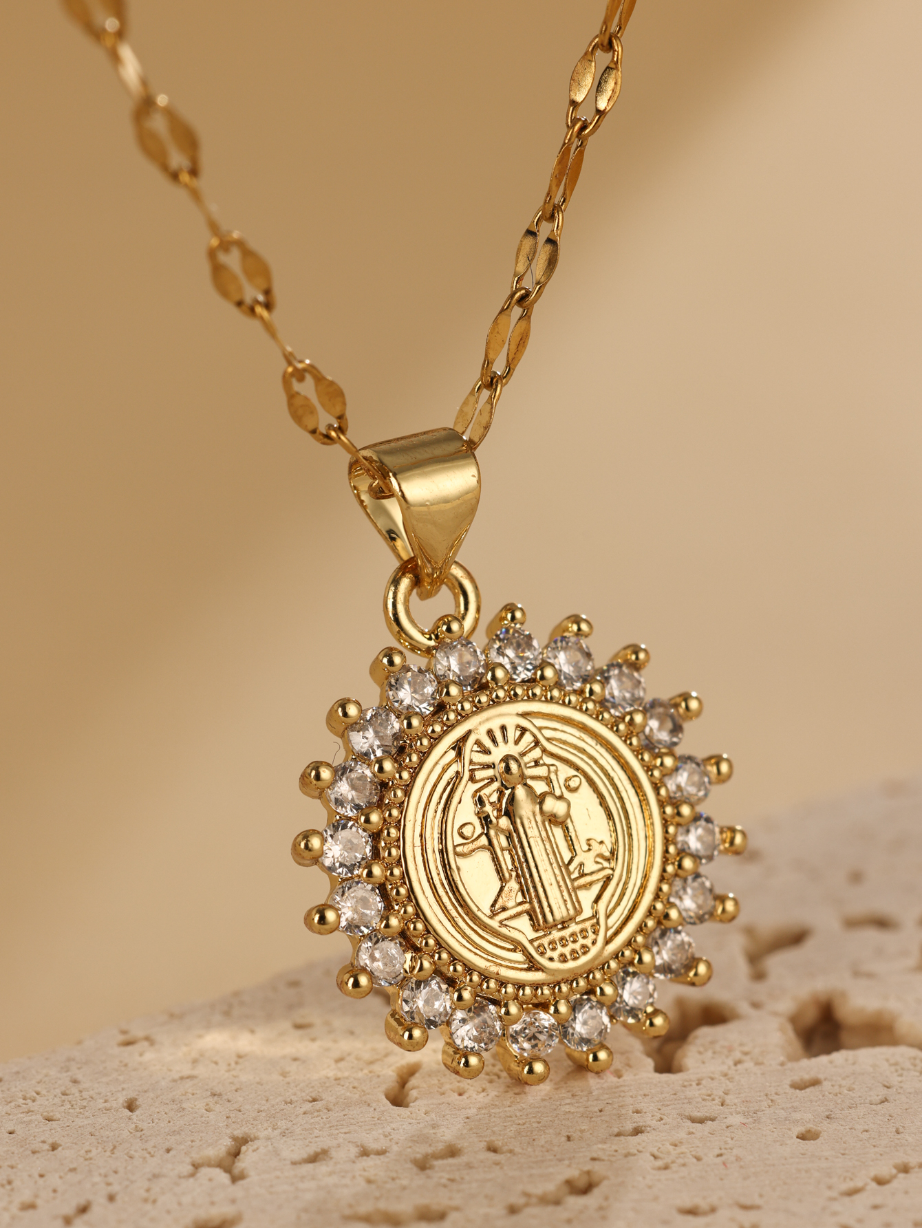 Elegant Simple Style Sun Stainless Steel 18k Gold Plated Pendant Necklace display picture 1