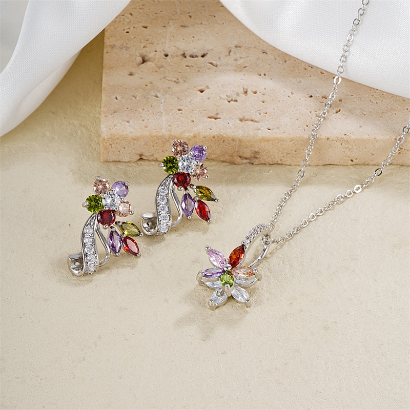 Style Simple Brillant Plante Papillon Le Cuivre Placage Incruster Zircon Plaqué Argent Des Boucles D'oreilles Collier Ensemble De Bijoux display picture 11