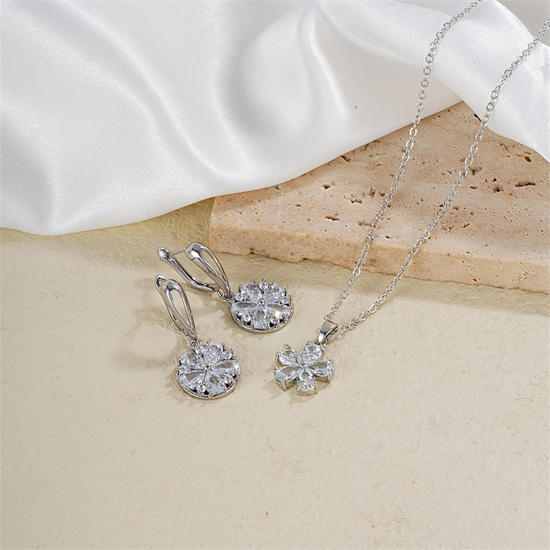 Style Simple Brillant Plante Papillon Le Cuivre Placage Incruster Zircon Plaqué Argent Des Boucles D'oreilles Collier Ensemble De Bijoux display picture 14