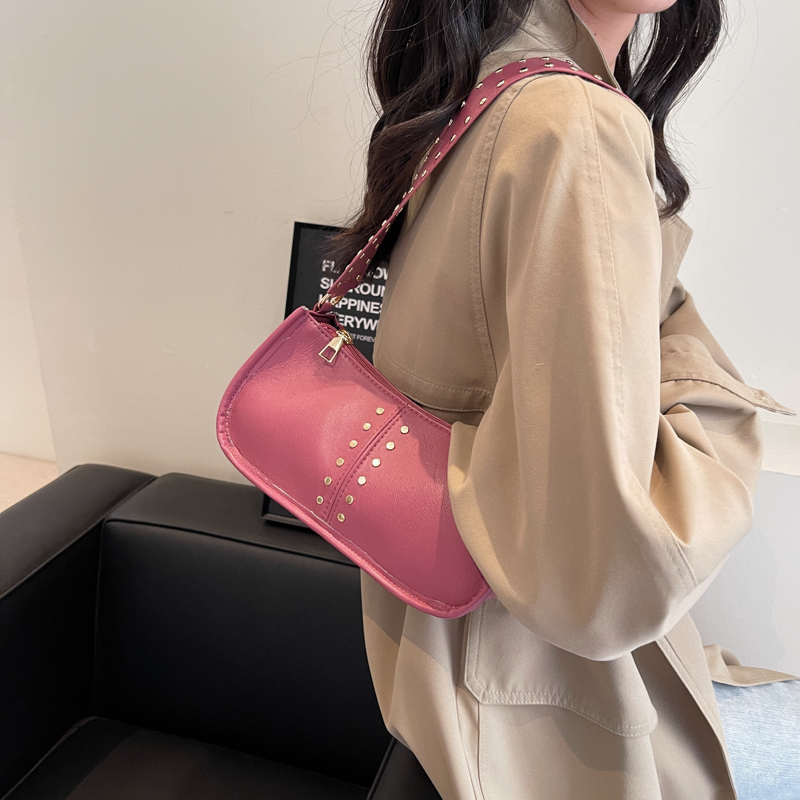 Women's Pu Leather Solid Color Classic Style Sewing Thread Rivet Pillow Shape Zipper Shoulder Bag display picture 14
