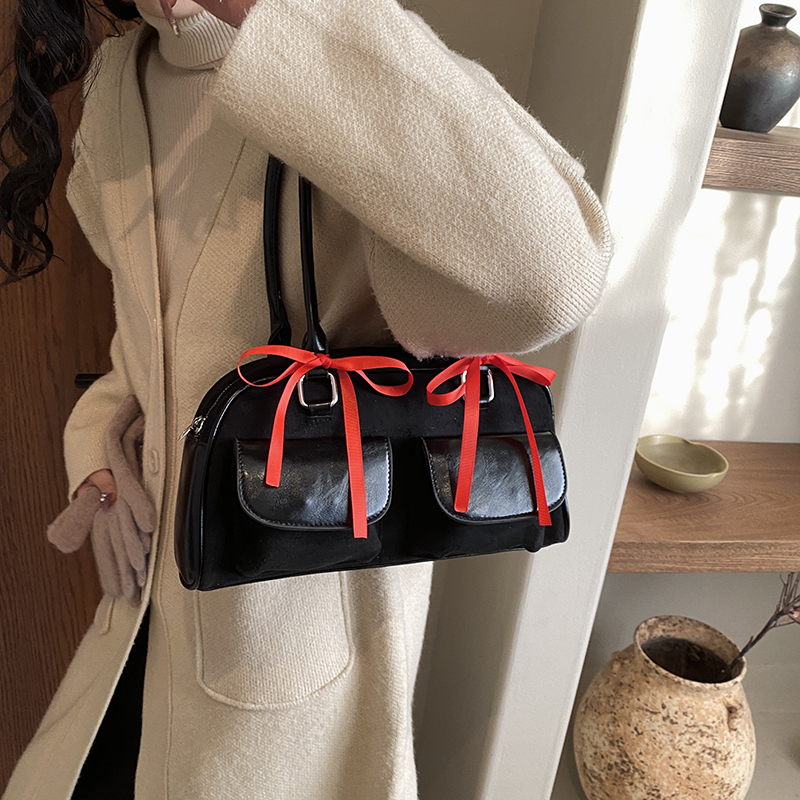 Women's Pu Leather Solid Color Vintage Style Classic Style Sewing Thread Square Zipper Underarm Bag display picture 16