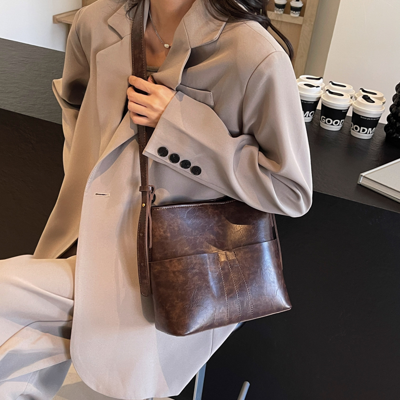 Women's Pu Leather Solid Color Vintage Style Classic Style Sewing Thread Bucket Magnetic Buckle Shoulder Bag display picture 7