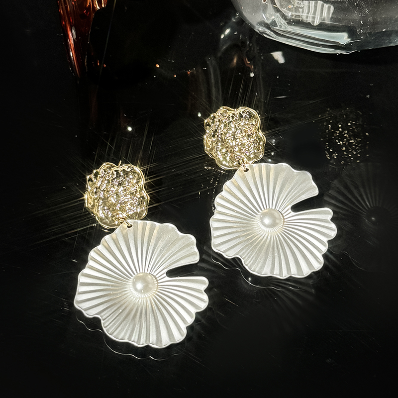 1 Paar Elegant Luxuriös Blume Überzug Inlay Legierung Künstliche Perlen Tropfenohrringe display picture 3