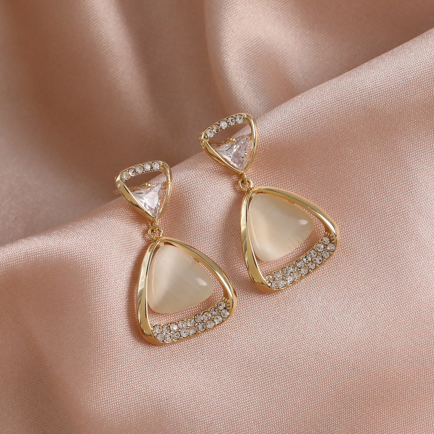 1 Pair Elegant Simple Style Geometric Plating Inlay Alloy Rhinestones Opal Drop Earrings display picture 2