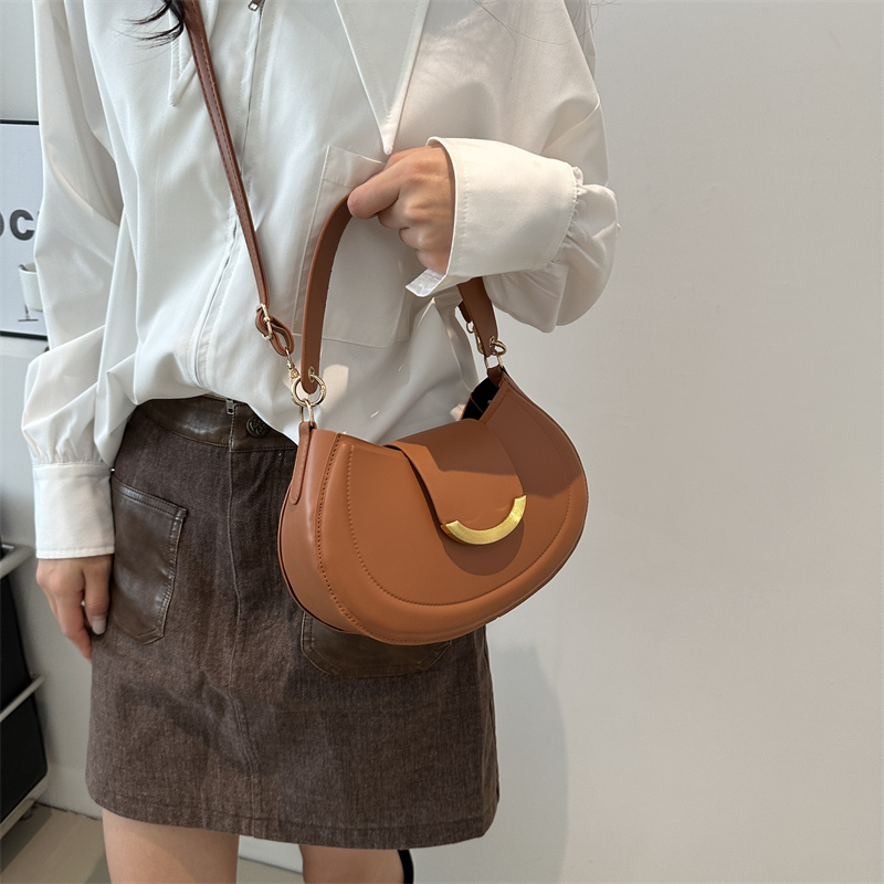 Women's Pu Leather Solid Color Vintage Style Classic Style Semicircle Buckle Shoulder Bag display picture 9