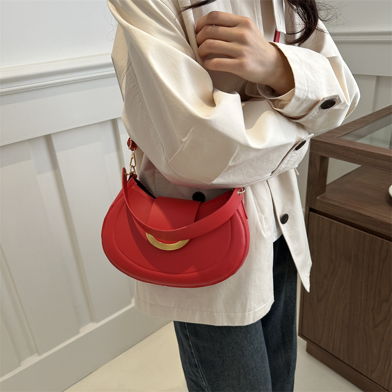 Women's Pu Leather Solid Color Vintage Style Classic Style Semicircle Buckle Shoulder Bag display picture 4